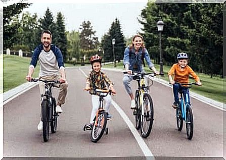 Riding a bike: one of the ideas for playing sports with your kids