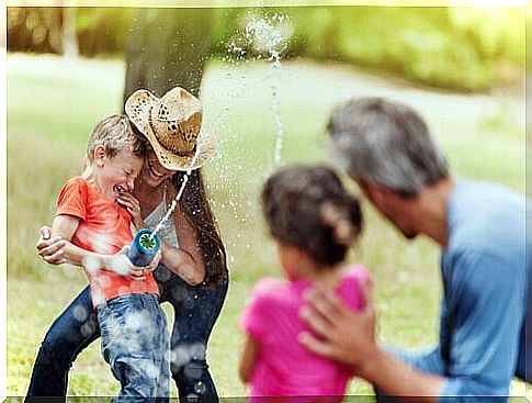 play with water pistols