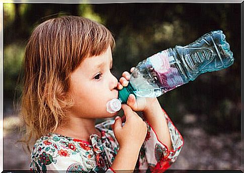 girl drinking water and gastroenteritis in children