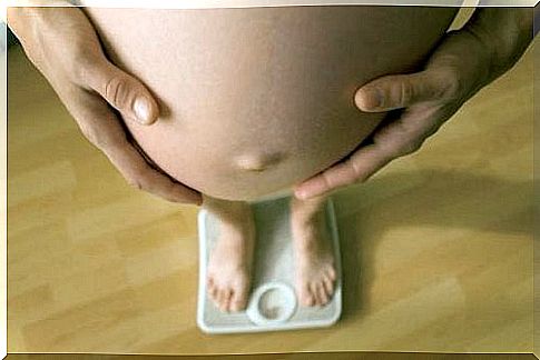 pregnant weighing herself