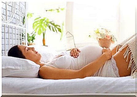 Pregnant lying down on bed rest during pregnancy