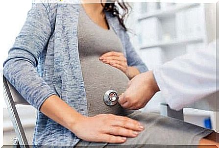 doctor exposing pregnant